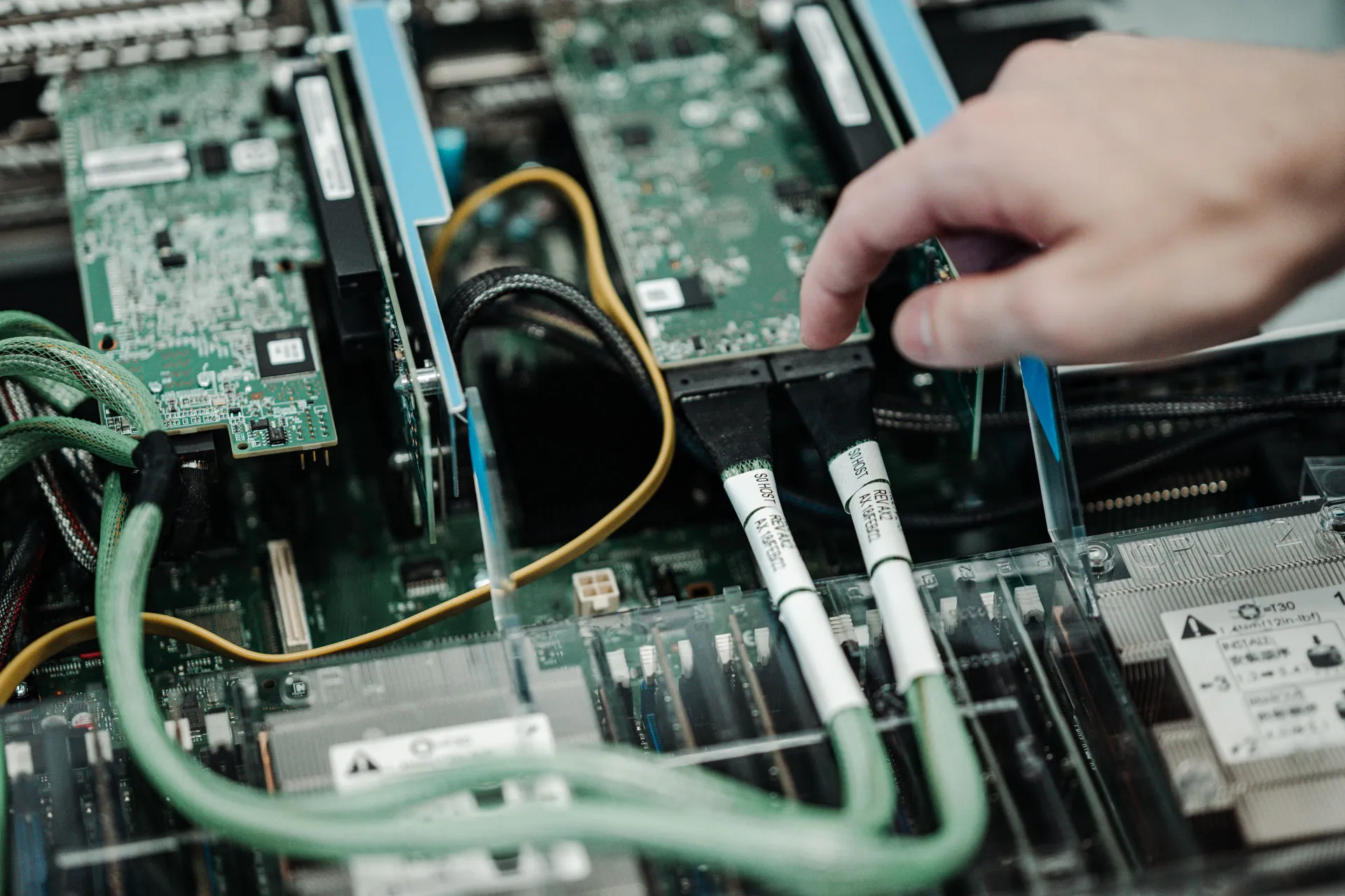 Techniker verbindet Netzwerkkabel in einem geöffneten Servergehäuse