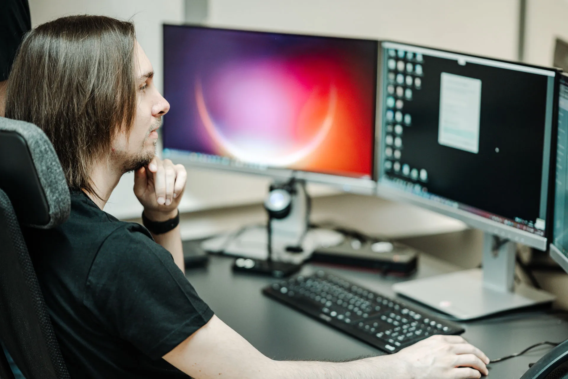 IT-Spezialist konzentriert sich an einem Arbeitsplatz mit zwei Monitoren